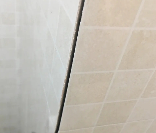 江源瓷砖空鼓维修公司分享阳台瓷砖脱落的修复过程可以分为以下几个步骤