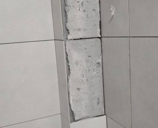 江源瓷砖空鼓维修公司分享下瓷砖施工前基层浇水润湿程度不足，可能导致以下问题
