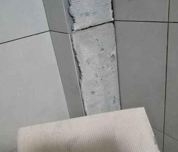 江源瓷砖空鼓维修公司分享下厨房瓷砖脱落的补救措施。